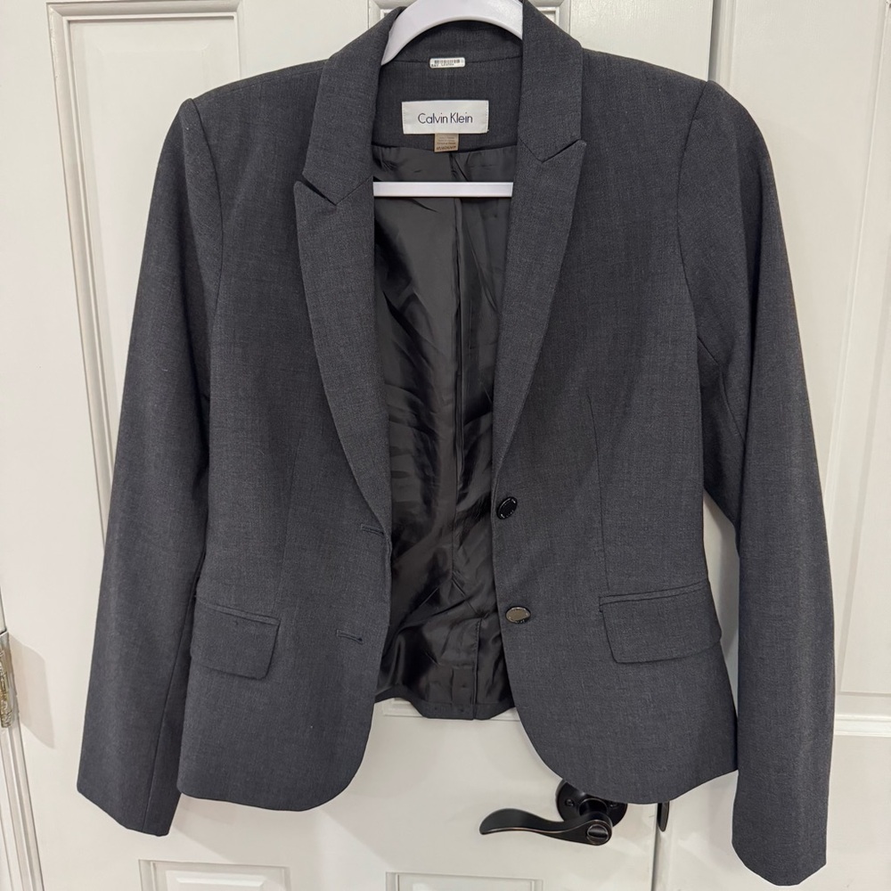 🔥 Calvin‎ Klein Charcoal Gray Blazer – Size 6P | Sleek & Professional 🔥